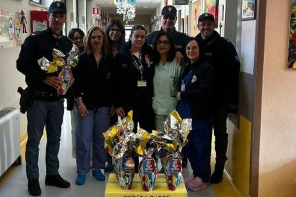 La Polizia di Stato dona uova di Pasqua ai piccoli pazienti ricoverati all&rsquo;Ospedale &ldquo;Pugliese-Ciaccio&rdquo; di Catanzaro