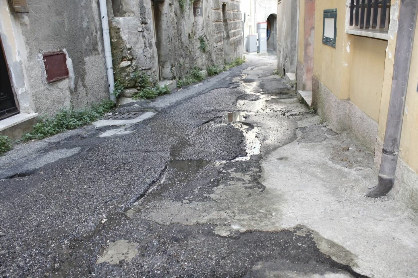 Riccio: "Gagliano sembra bombardata. Via Campanella e Via Timpone piene di crateri. Sindaco Fiorita intervenga subito"