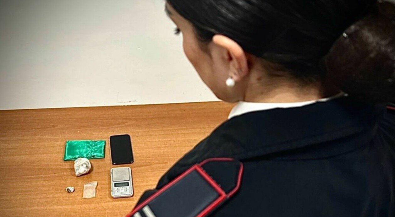 19enne arrestato con oltre 50 grammi di hashish: droga pronta per lo spaccio 19enne arrestato con oltre 50 grammi di hashish: droga pronta per lo spaccio