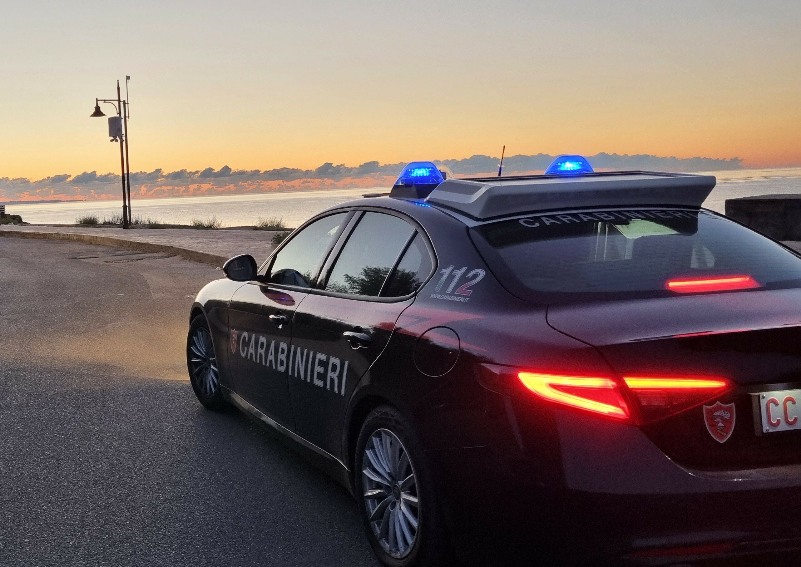 SELLIA MARINA, UBRIACO ALLA GUIDA IGNORA L&rsquo;ALT E SCAPPA: BLOCCATO DAI CARABINIERI SUL LUNGOMARE CON UNA DOSE DI DROGA