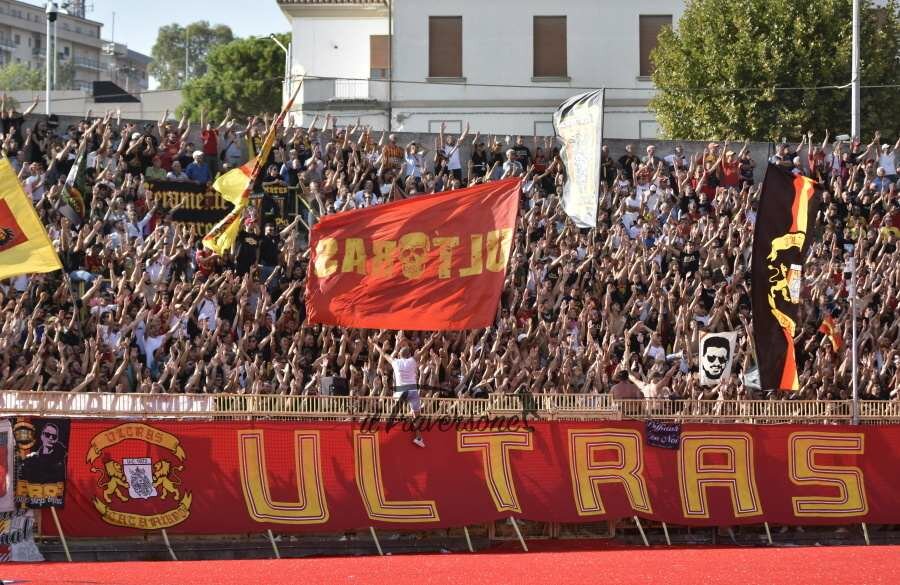 IL CATANZARO &Egrave; IL CATANZARO ANCHE SUGLI SPALTI