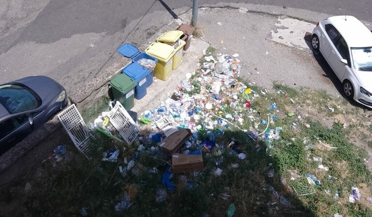 Degrado e abbandono in via Butera, i residenti chiedono interventi urgenti a Comune e ATERP.