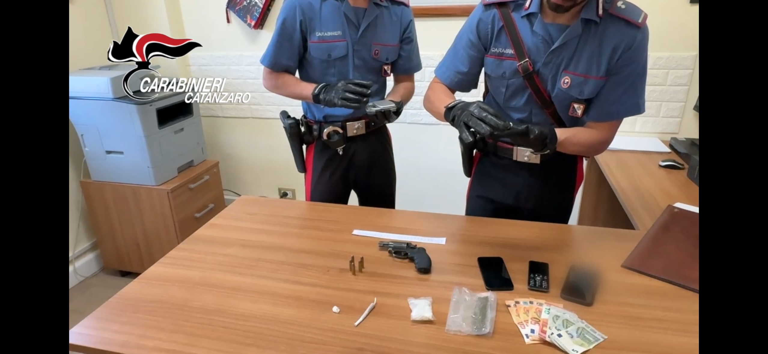 armi-e-droga-davoli-0acc1fb9.png