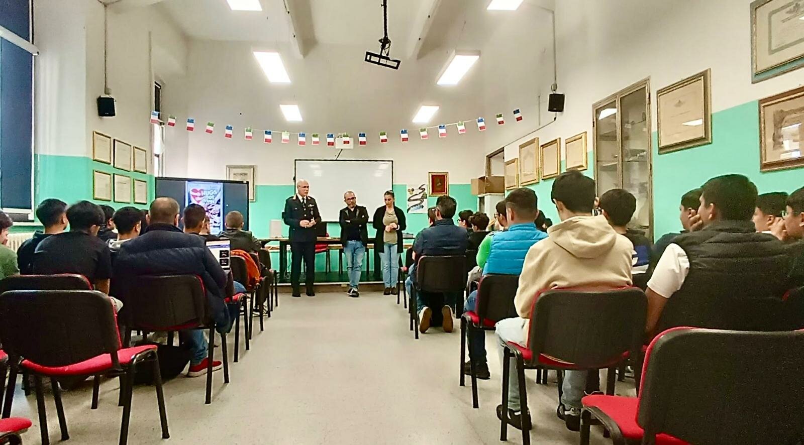La Polizia locale di Catanzaro nelle scuole per la prevenzione sull’uso di sostanze stupefacenti tra i più giovani / Incontri con gli studenti insieme al Serd dell’Asp, al Centro Calabrese di Solidarietà e alla Cooperativa Zarapoti