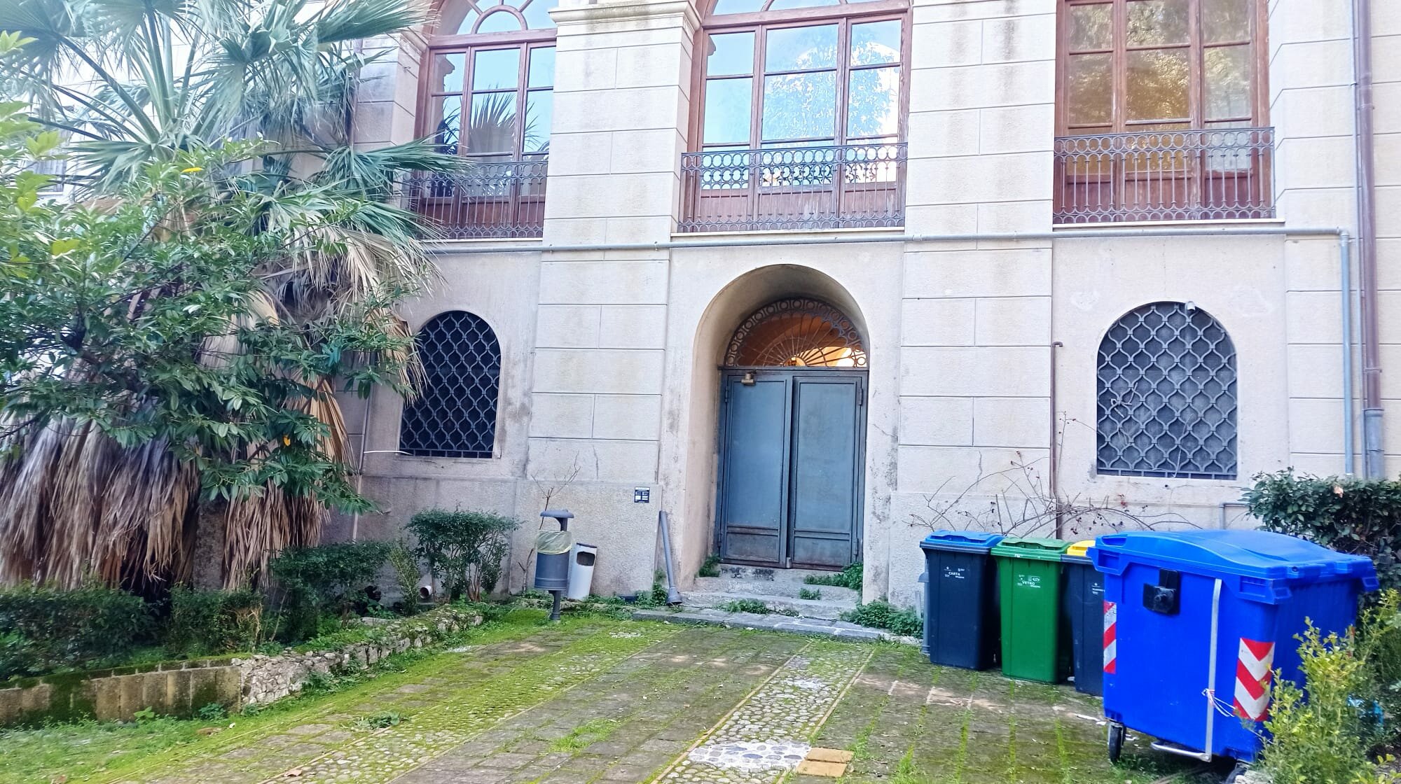 Il degrado sempre pi&ugrave; crescente all'ingresso del Comune di Catanzaro (Palazzo De Nobili!) pessimo biglietto da visita per il capoluogo della Calabria Una vergogna da cancellare al pi&ugrave; presto