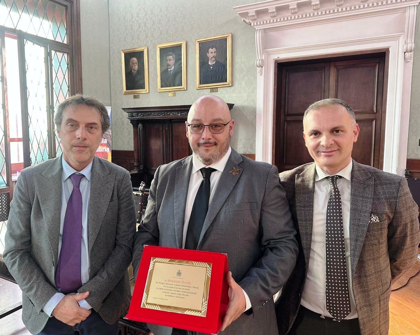 Il bar manager Alessandro Porcini ricevuto dal sindaco Fiorita a Palazzo De Nobili. A lui, una targa per i successi internazionali ottenuti di recente e per la bella immagine di Catanzaro nel mondo