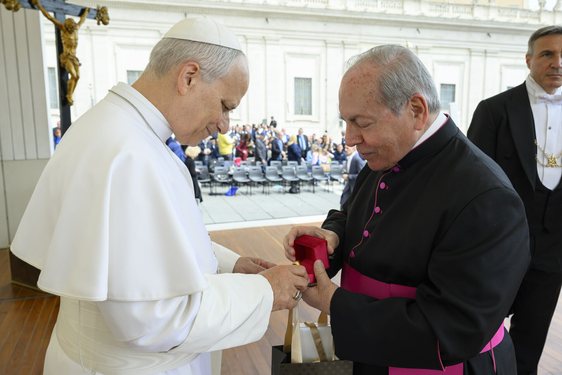 Papa Leone XIV riceve un anello con l'effigie di San Pietro Creazione consegnata da Don Antonino Vinci e realizzata dal maestro Michele Affidato