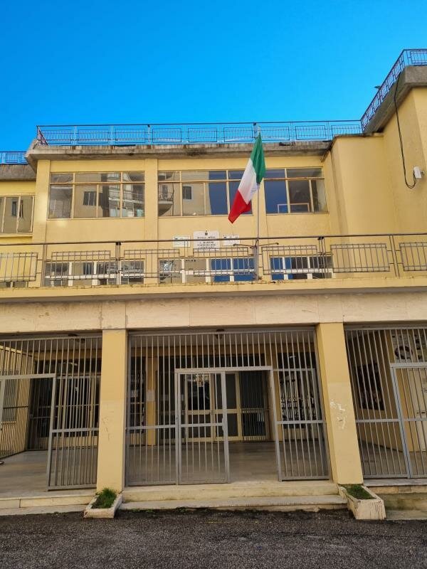 Scuola Manzoni di Pontegrande: la sicurezza non pu&ograve; andare in vacanza.