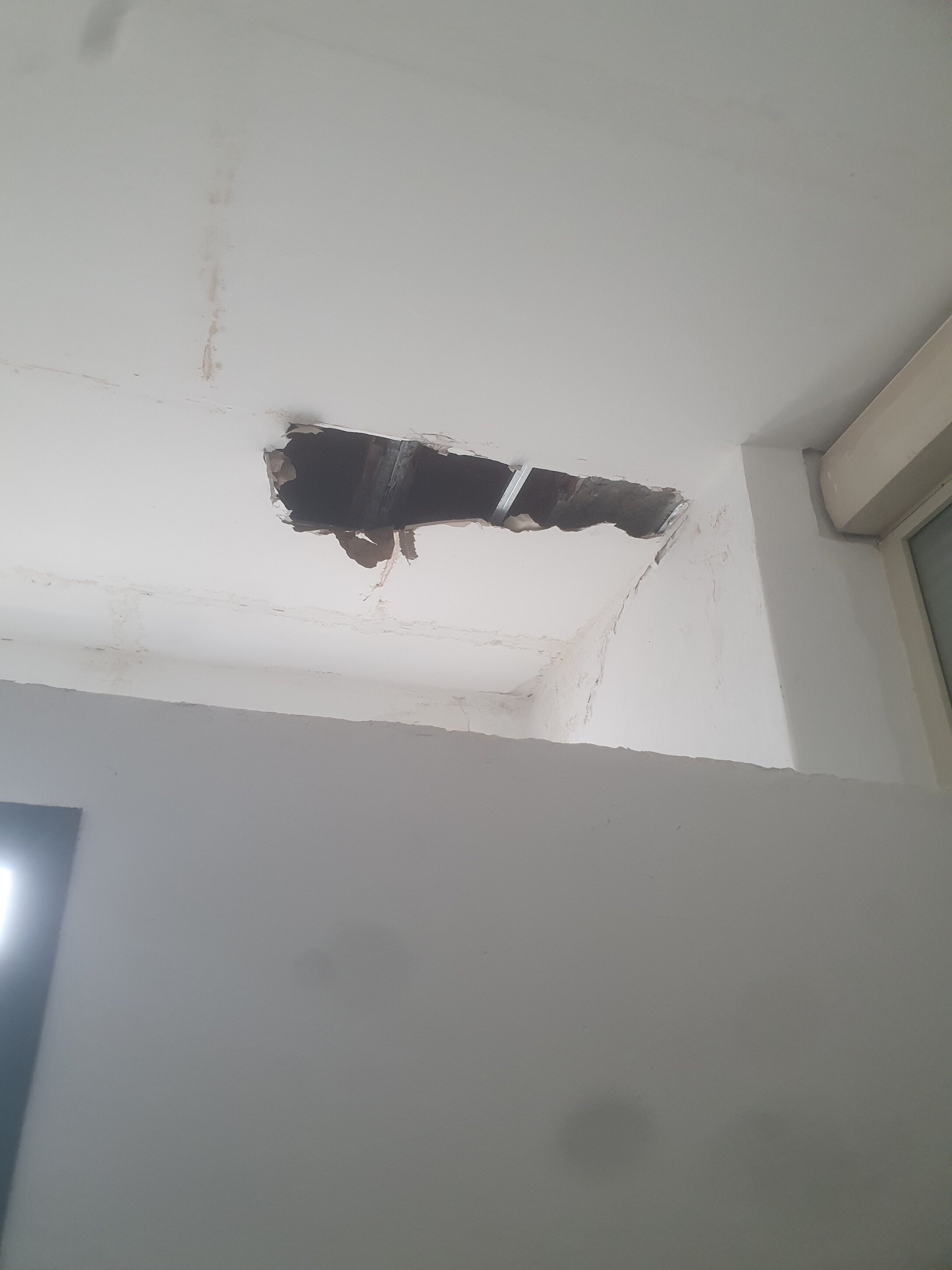 Scuola Murano di Lido: sopralluogo dei consiglieri Riccio, Lobello, Concolino, Assisi, Costanzo Sergio, Levato, Verrengia e Passafaro. "Situazione pericolosa, servono interventi immediati sul tetto prima dell&rsquo;inizio delle lezioni"