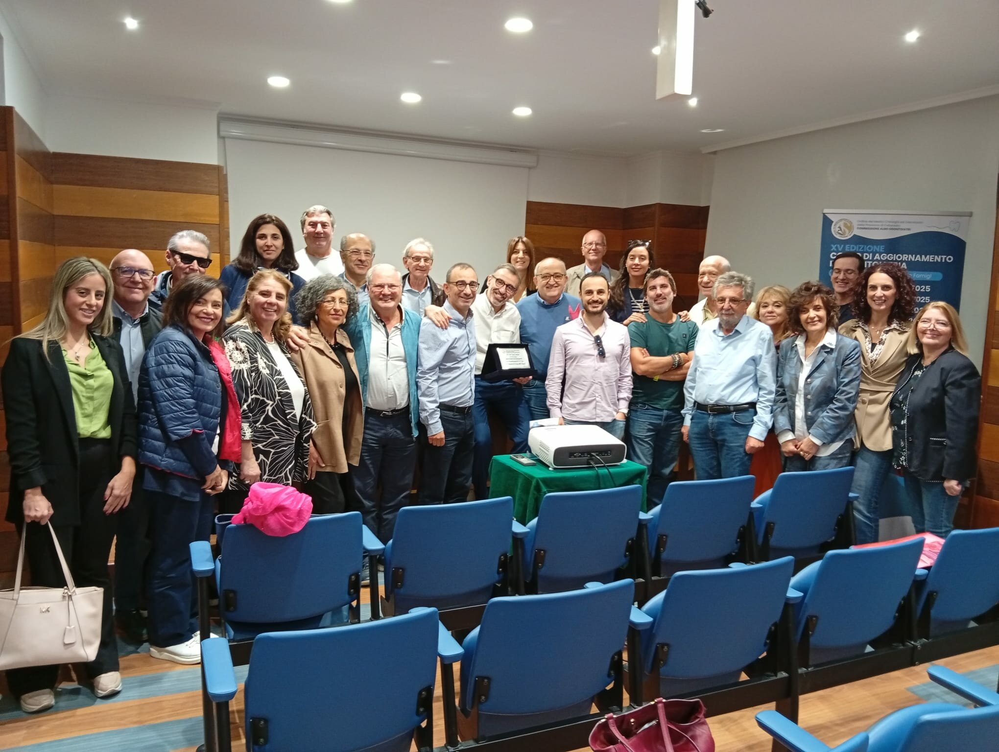 foto-di-gruppo-odontoiatri.jpeg