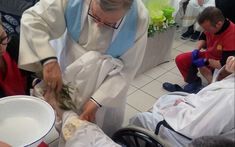 Momento commovente di spiritualit&agrave; e servizio la lavanda dei piedi ad opera del sacerdote don Alfonso Velon&agrave; agli ospiti della Casa protetta di Cropani dove vengono leniti dolori e solitudine
