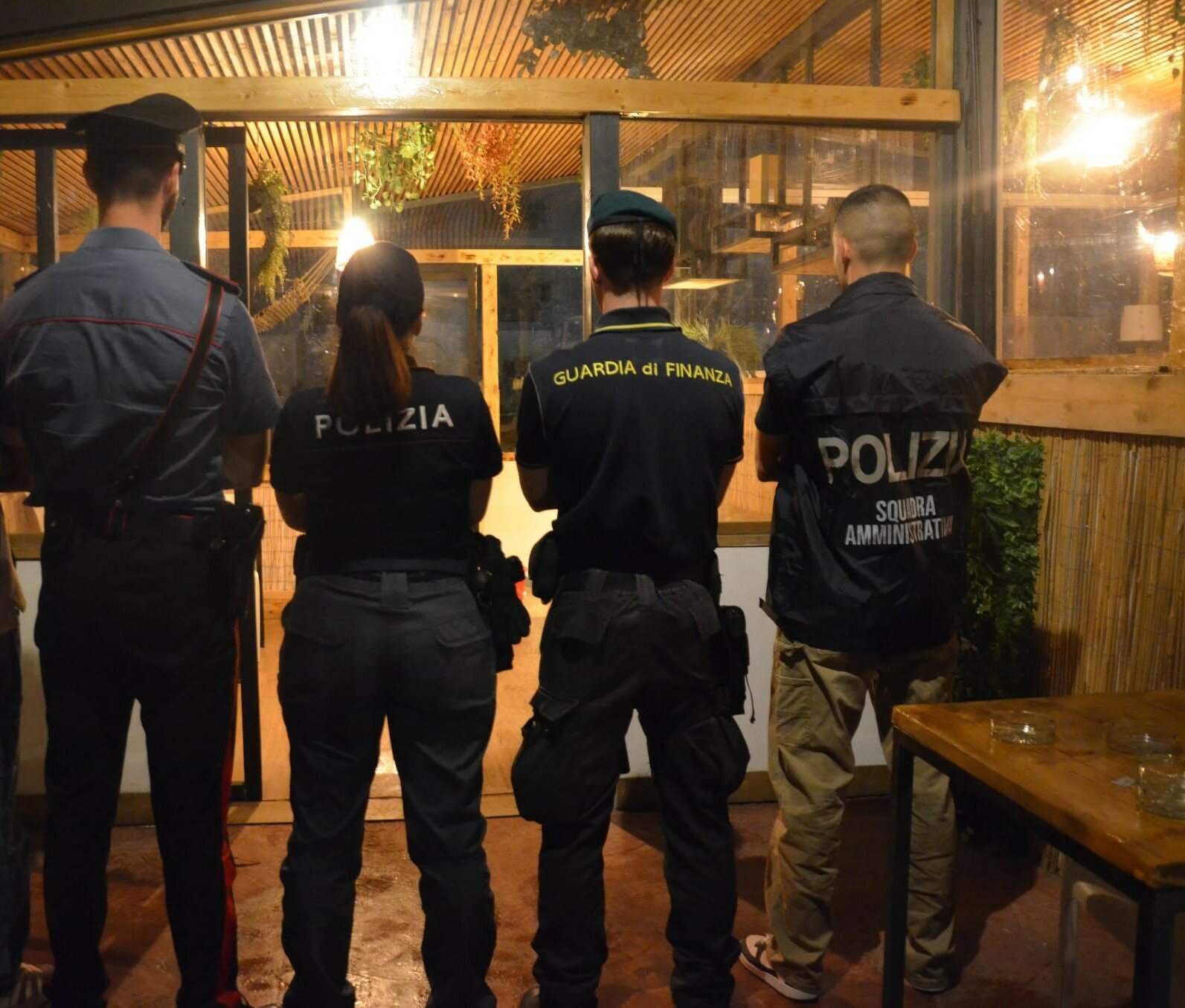 Sicurezza nei luoghi di pubblico spettacolo: un nuovo controllo straordinario interforze interessa un lounge bar di Sellia Marina