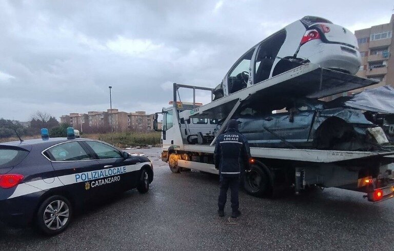 Rimossi 16 veicoli abbandonati dal centro storico ad Aranceto