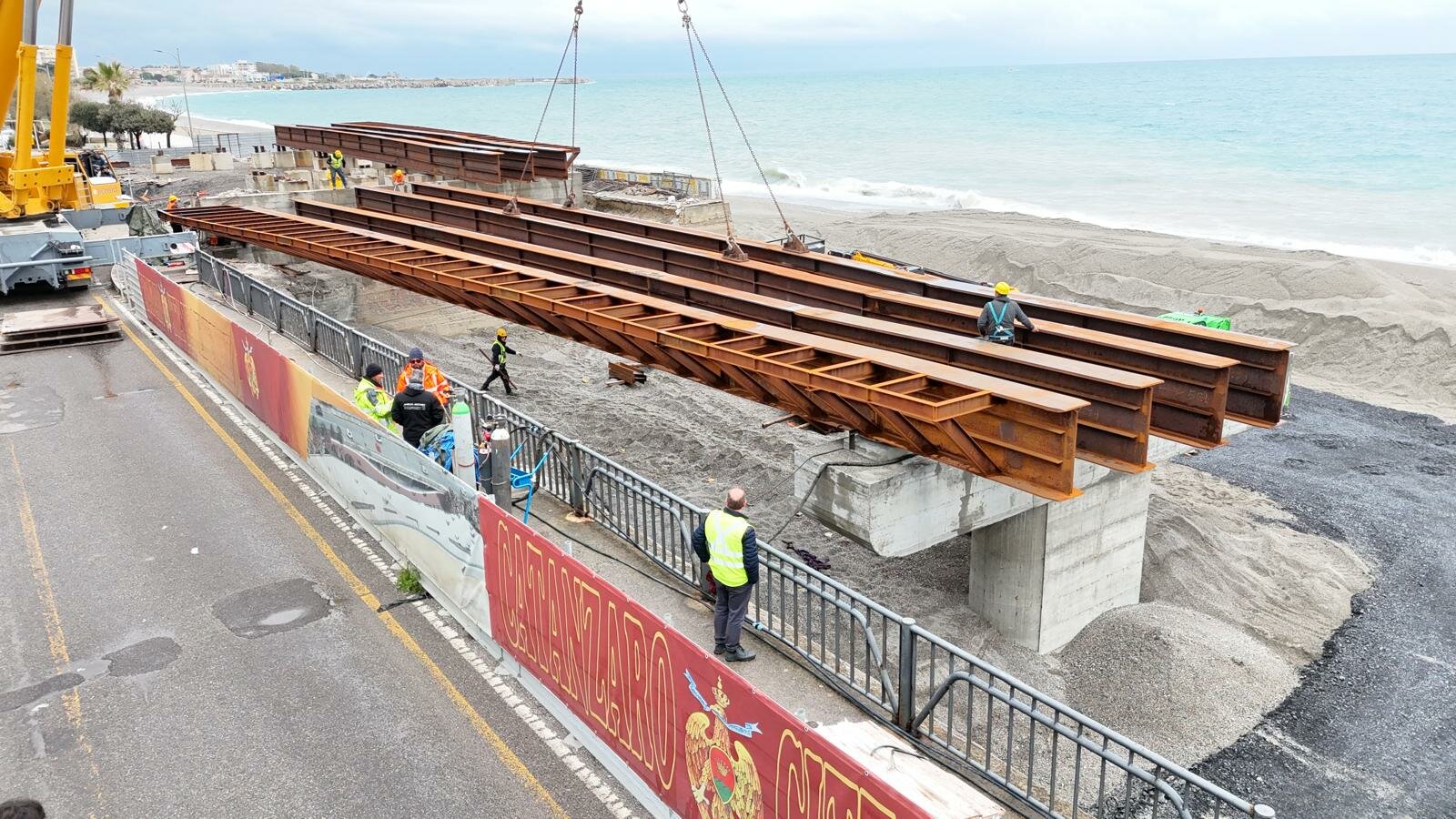 Ponte Fiumarella, le operazioni di varo dell&rsquo;impalcato metallico continueranno il 2 e il 3 aprile