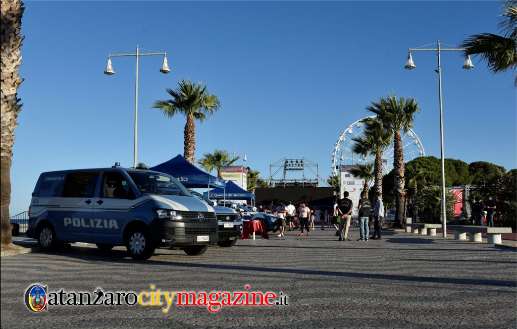 The State Police takes the field at the famous "Magna Graecia Film Festival", which is taking place in the pleasant town of Soverato, bringing to the stage
