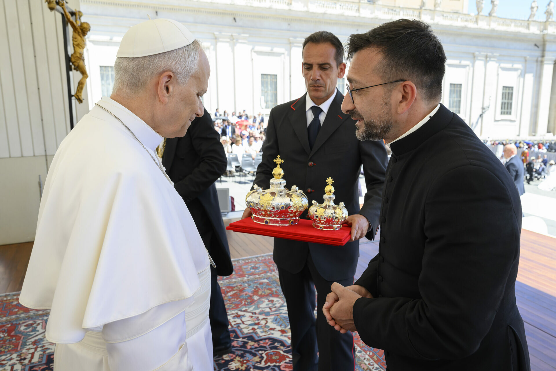 Papa Leone XIV benedice le corone per la Madonna del Voto realizzate da Affidato