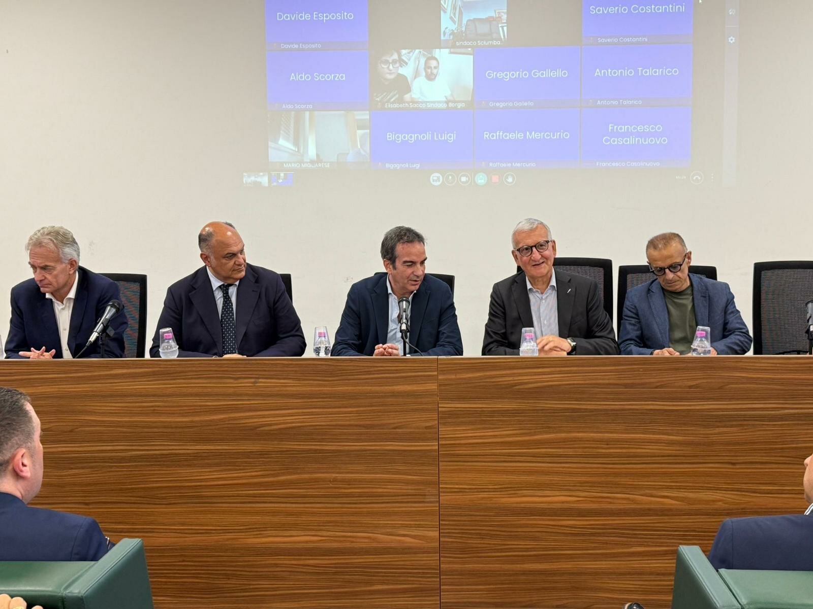 PREFECT OF CATANZARO DE ROSA AND PRESIDENT OF THE CALABRIA REGION OCCHIUTO MEET AT THE REGIONAL CITADEL THE 80 MAYORS AND COMMISSIONERS OF CATANZARO PREFECT OF CATANZARO DE ROSA AND PRESIDENT OF THE CALABRIA REGION OCCHIUTO MEET AT THE REGIONAL CITADEL THE 80 MAYORS AND COMMISSIONERS OF CATANZARO