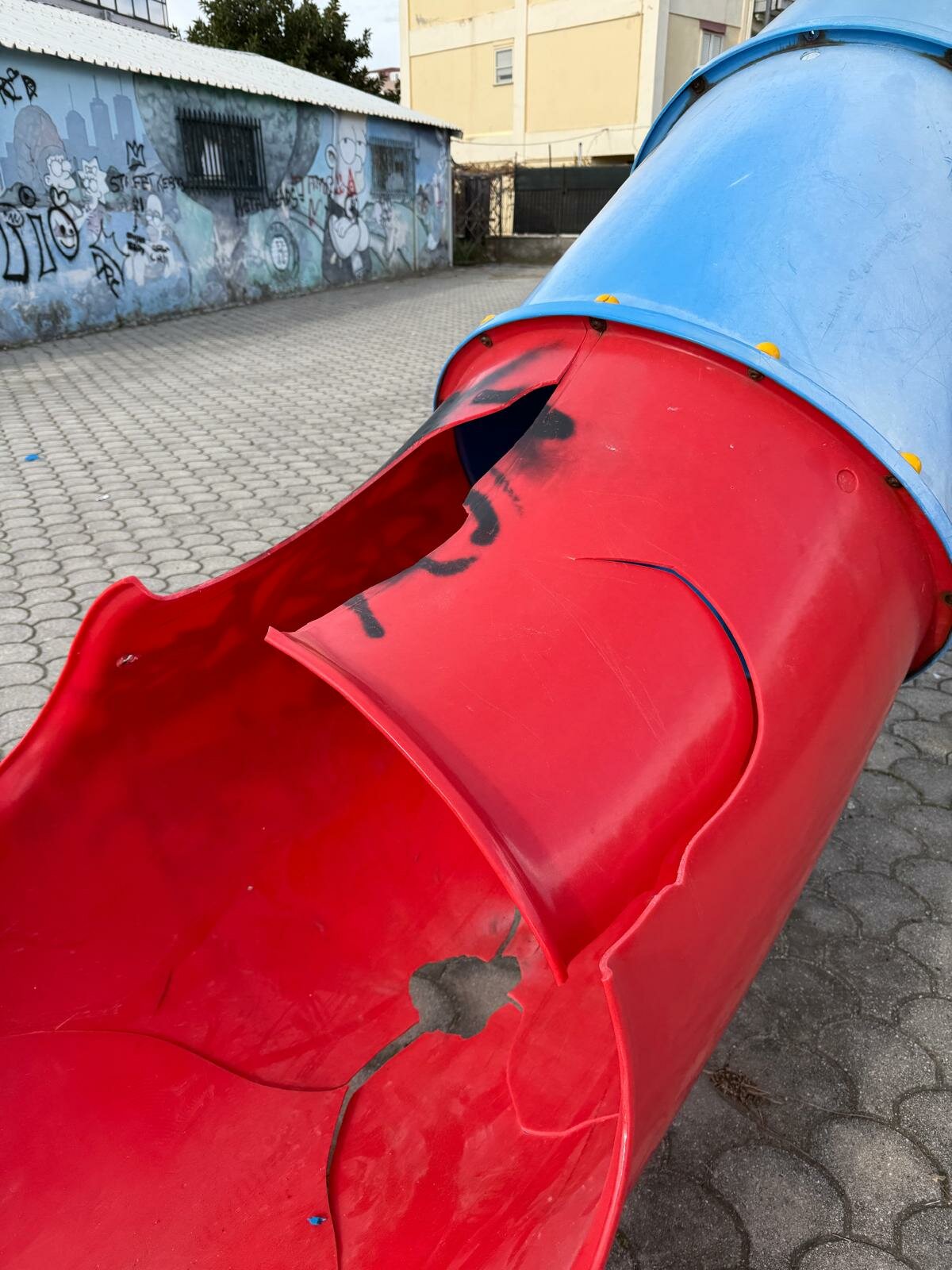 Vandalizzati alcuni giochi per i bimbi sul lungomare. Sergi: &ldquo;Gesto intollerabile. L&rsquo;Amministrazione c&rsquo;&egrave; ma occorre anche una reazione civica&rdquo;