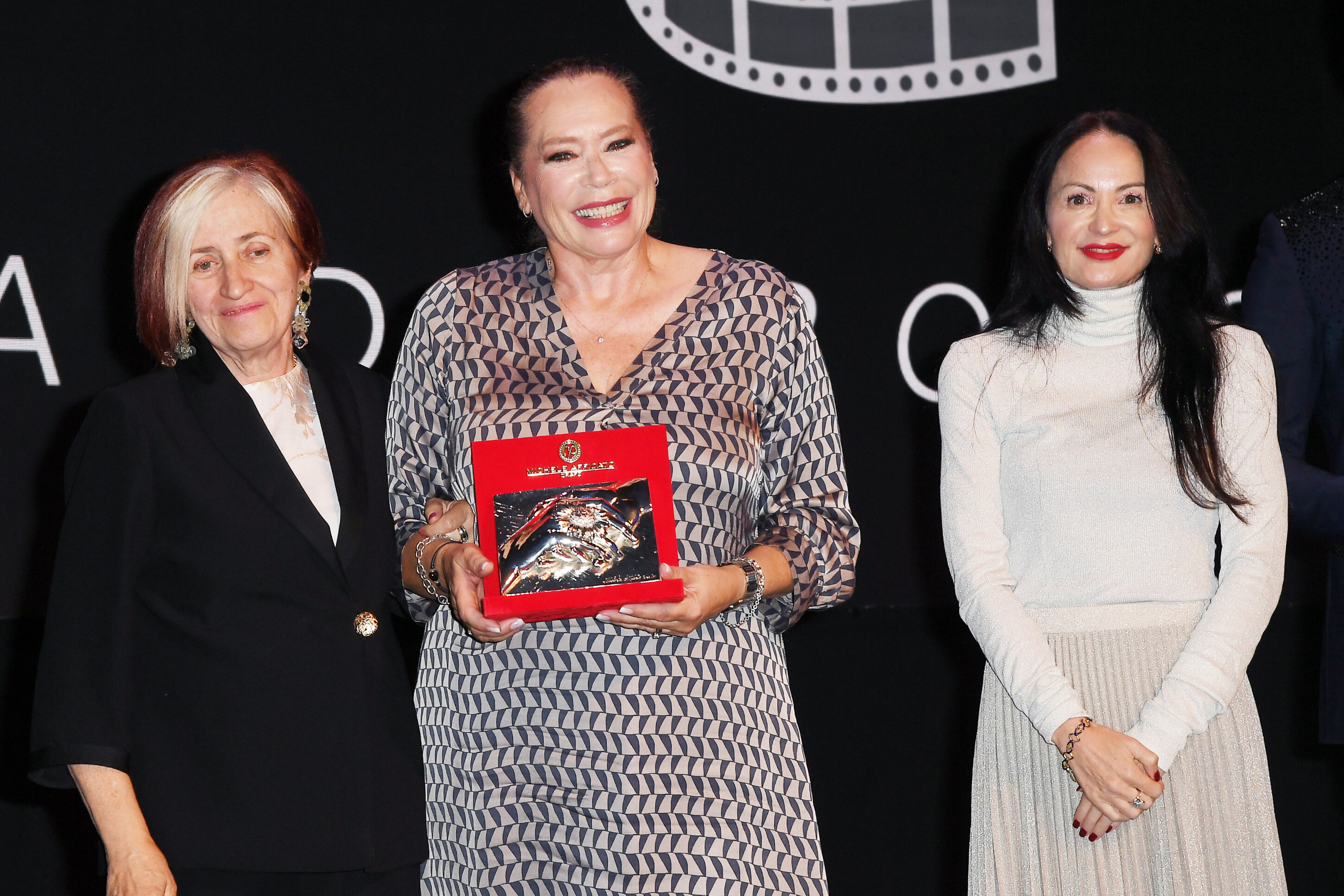 Roma: un emozionante Gala per i 10 anni di Women for Women against Violence I Premi Cinema&Music Awards sono firmati dal maestro orafo Michele Affidato
