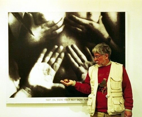 Quarant&rsquo;anni dopo, Toni Ferro &egrave; ancora attuale: ritornano le sue cartoline che interrogano artisti internazionali sulla pace