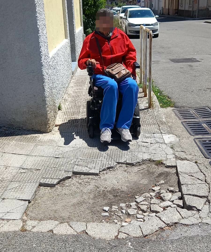 "There is an unfortunate situation that for several weeks has been making life impossible for a citizen, forced to use a wheelchair, and literal