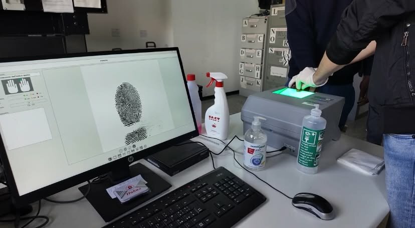 cittadino irregolare bloccato dalle volanti intento ad intimidire gli abitanti di un condominio del capoluogo