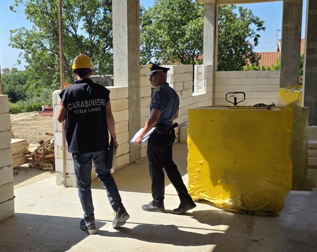 Gravi irregolarità in un cantiere edile. Sospensione dei lavori e sanzioni per oltre 25000 euro Gravi irregolarità in un cantiere edile. Sospensione dei lavori e sanzioni per oltre 25000 euro