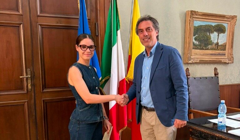 Il Sindaco Nicola Fiorita ha conferito la cittadinanza italiana a una cittadina di origine rumena