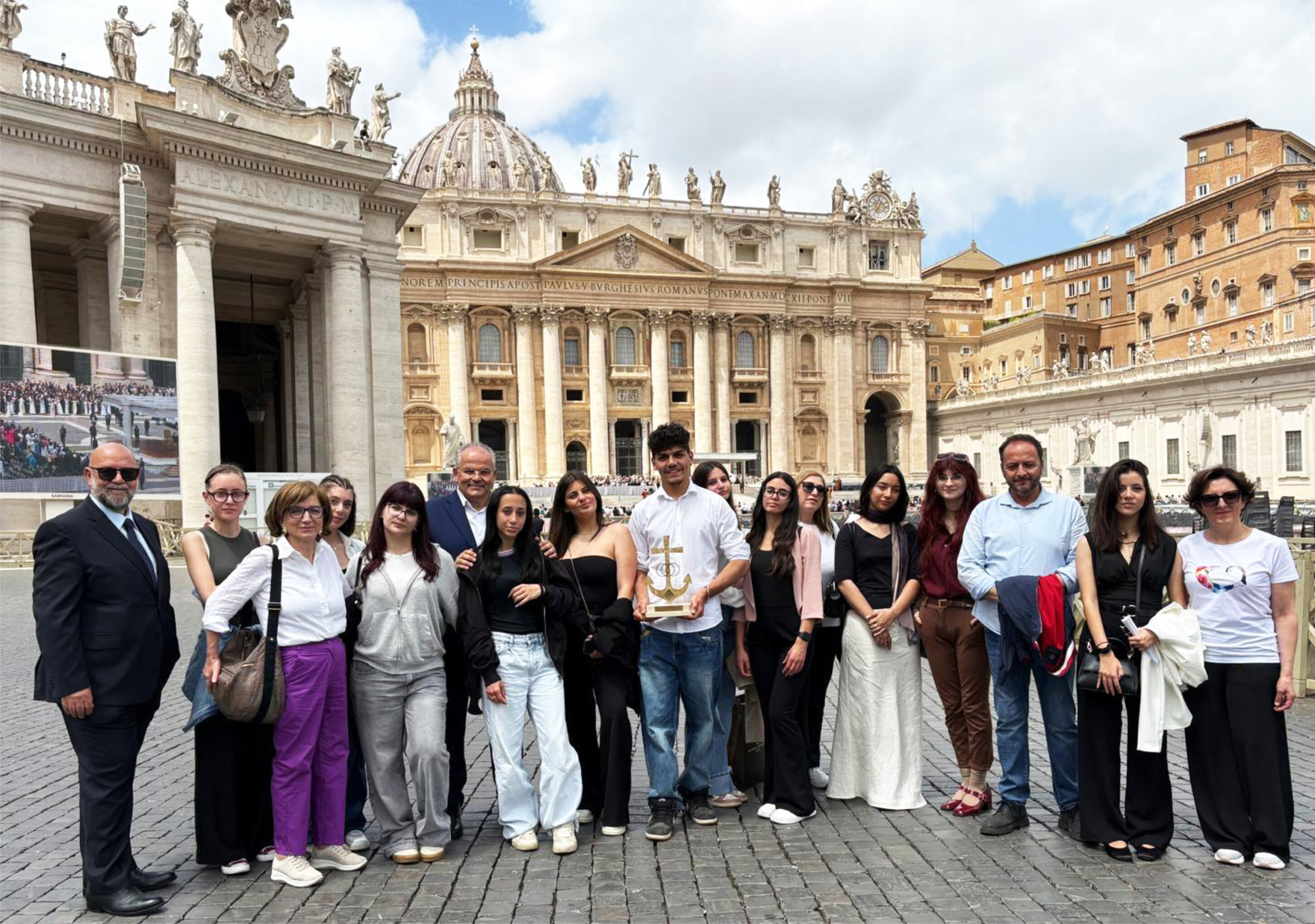 Papa Leone XIV benedice l’opera realizzata dal Liceo artistico di San Giovanni in Fiore insieme a Michele Affidato