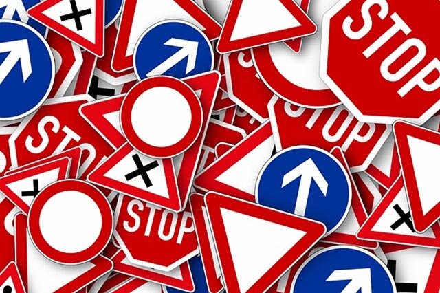 Catanzaro, segnaletica stradale ferma nei cassetti del Comune: ordinanze ignorate e sicurezza dei cittadini in secondo piano. L&rsquo;assessore Squillace deve spiegare cosa sta accadendo