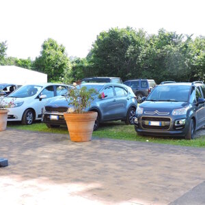 parcheggio%20auto%20fronte%20casale.jpeg
