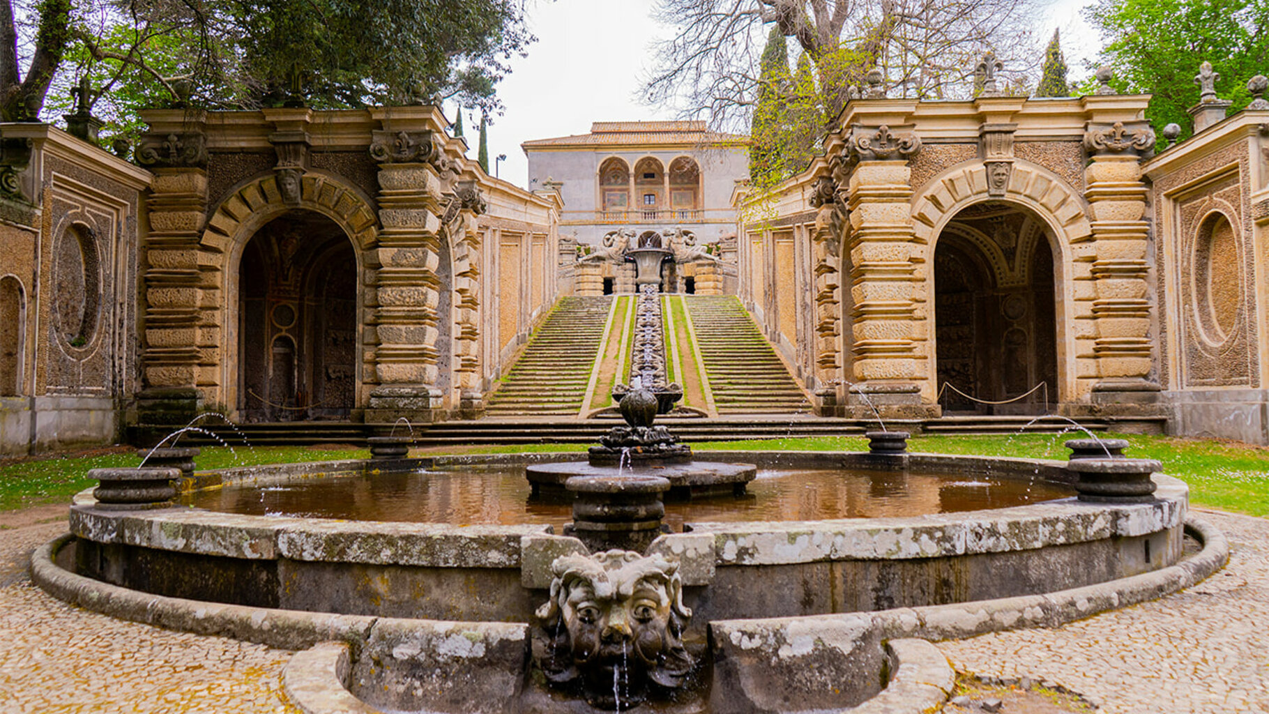 palazzo farnese a caprarola-3.jpeg