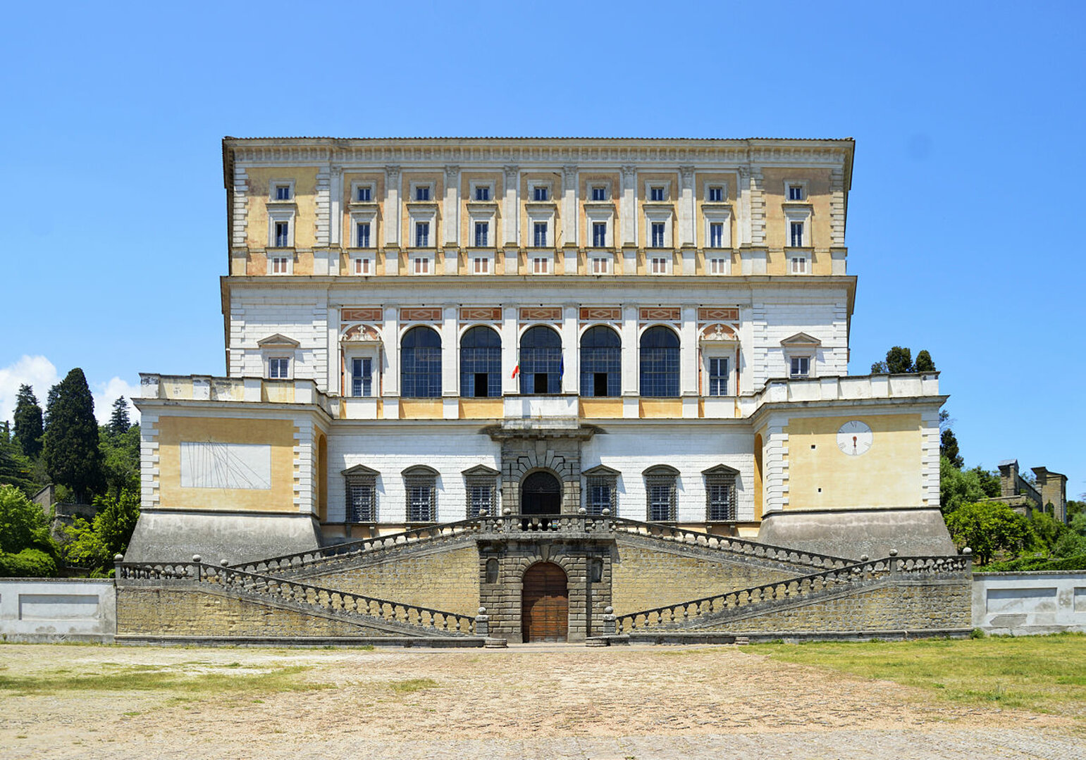 cielo e palazzo farnese.jpeg