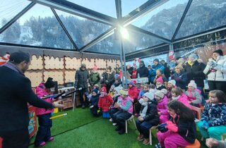 Mago Taz animatore alla festa per bambini con la magia della bacchetta magica