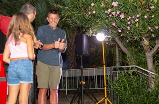 assistente adulto con le manette ai pollici durante un numero di escapologia