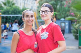 due giovani animatrici con la maglietta del Mago Taz brandizzata