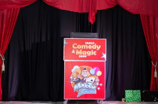 teatro del Mago Taz con scritta Family Comedy e Magic Show