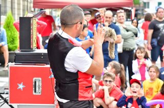 Mago Taz davanti a una folla in piazza a Carcare