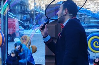 Mago Taz animatore alla festa per bambini con le bolle di sapone