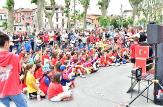 piazza gremita di famiglie e bambini per il Mago Taz che si esibisce