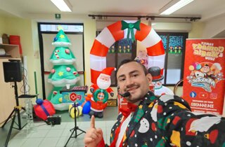 Mago Taz davanti all'allestimento del palco prima della festa di Natale