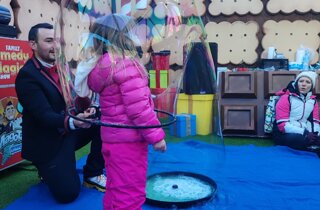 Mago Taz animatore alla festa per bambini con le bolle di sapone