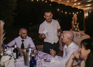 Mago Taz in close up magician tra i tavoli di una festa di matrimonio