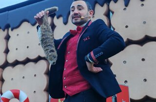 Mago Taz tiene in mano lo scoiattolo Jerry
