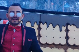 Occhiali con bolle di fumo durante spettacolo di magia