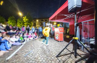 bambino al centro del palco alla festa di Carcare