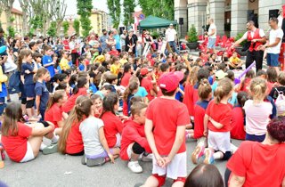 folla di bambini assiste il Mago taz