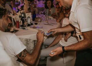 Mago Taz intrattiene i ragazzi con un gioco di prestigio con le carte al tavolo