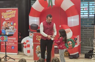 Mago Taz fa lo spettacolo di magia per i bambini al centro commerciale Le Serre di Albenga