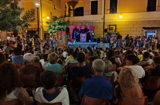 mago-taz-con-assistente-bambino-sul-palco-di-pietra-forever-pietraligure.jpeg mago-taz-con-assistente-bambino-sul-palco-di-pietra-forever-pietraligure.jpeg